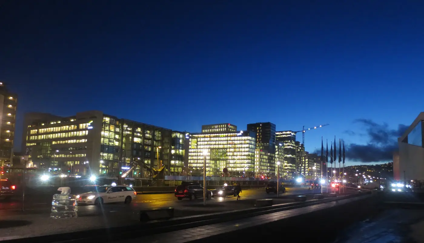 Næringsbygg i Bjørvika, Oslo, i blåtimen